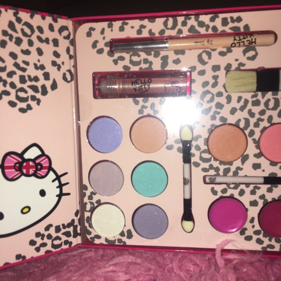From London: Hello Kitty Party Face Palette - Picture 5 of 8